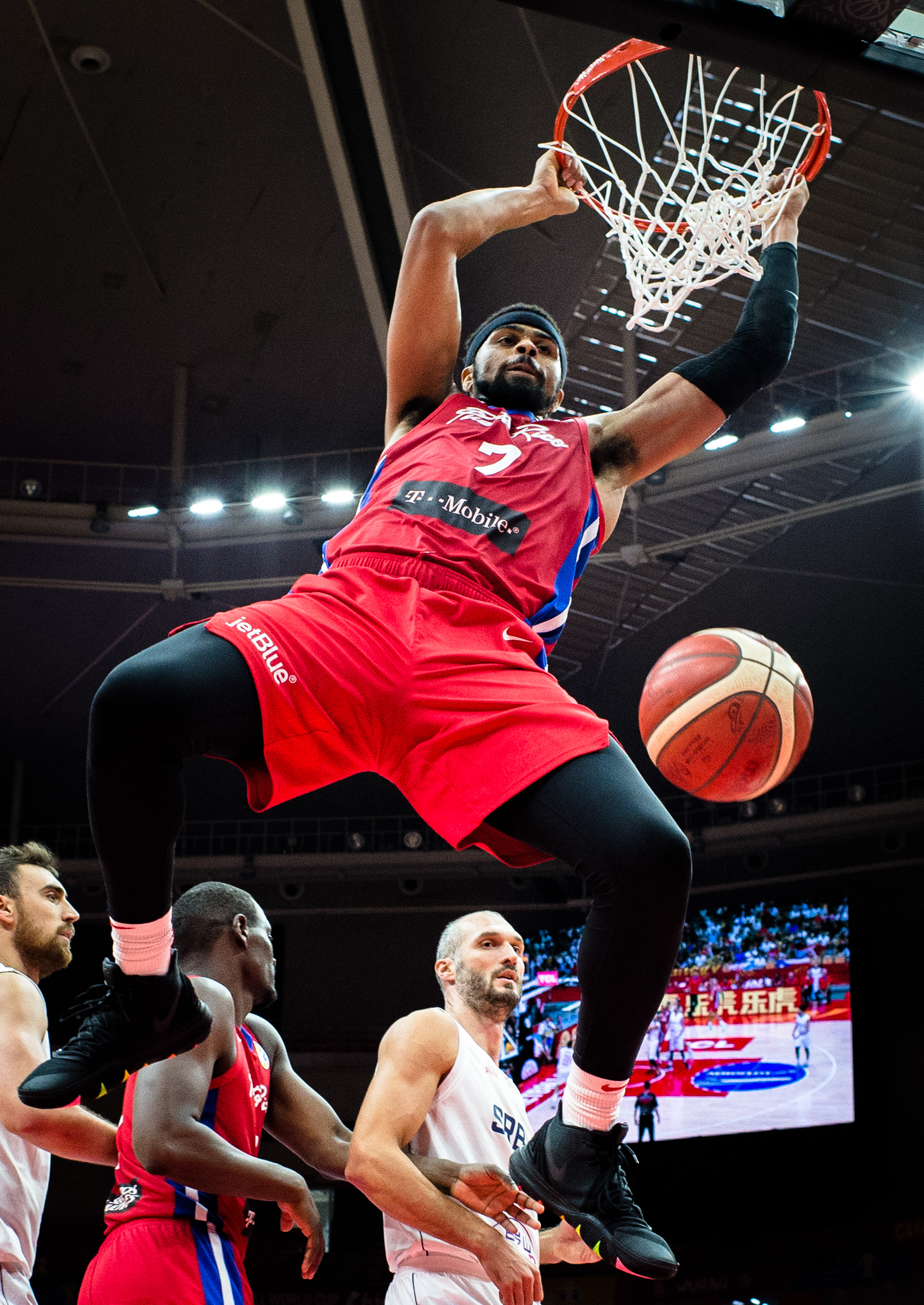 Uzi在塞尔维亚队比赛中突破纪录，大胜引发热议！的简单介绍